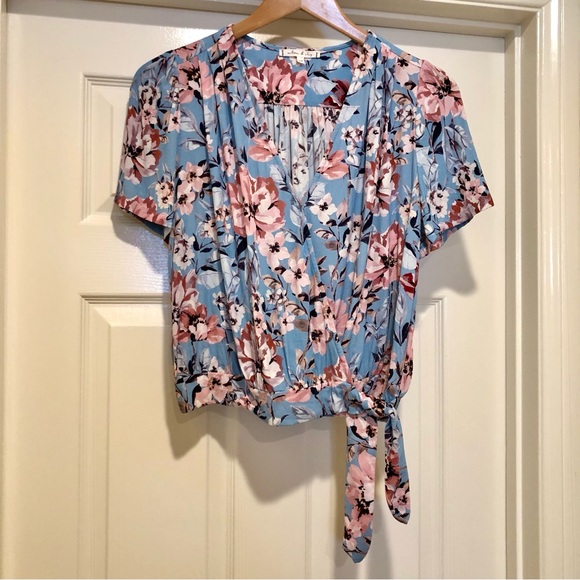 NWOT Willow & Clay Blue Pink Floral Summer Blouse Size Medium - Picture 1 of 14